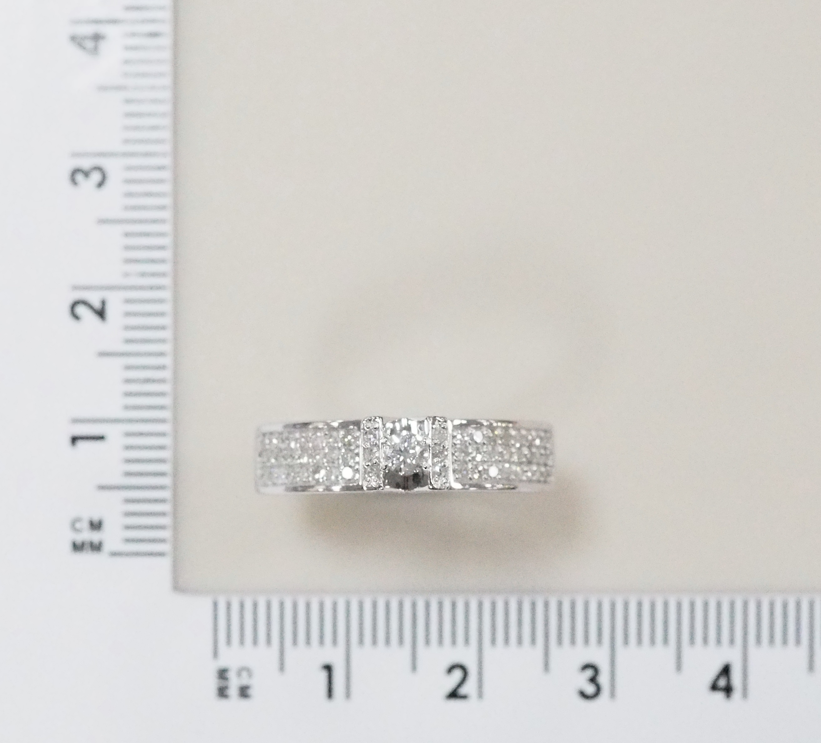 Серебряное кольцо 925 пробы; вставки 1 Агат зеленый; 12 Фианит бесцв.;